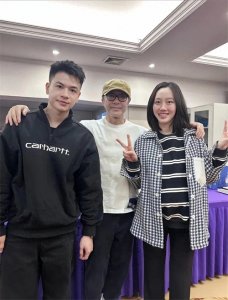 ​62岁周星驰和朋友聚会，双鬓花白，身形消瘦，长相几十年没啥变化