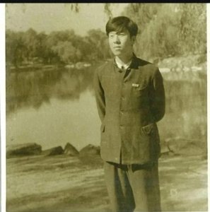 ​琼瑶堂舅袁行霈年轻时的留影，他是著名教授，如今88岁仍在建