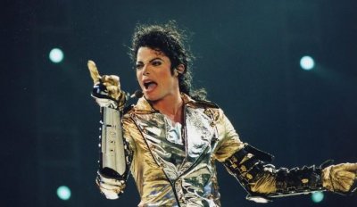 ​杰克逊：坐拥30亿粉丝，演唱会唱晕5000人，去世后仍有几十亿收入