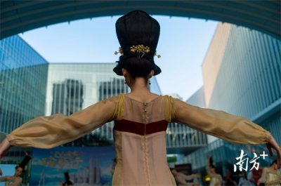 ​视频｜极致古舞《丽人行》原班人马惊现深圳街头——巴山渝水踏歌行·深圳站文旅