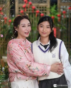 ​杨怡姐姐杨卓娜元宵节分享一家三口合影，和女儿一起做汤圆好开心