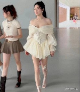 ​张雨绮越来越有少女感了，网状丝袜搭配蝴蝶连衣裙风采依然！