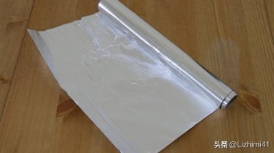 ​【生活小常识】铝箔纸用哪一面才对？