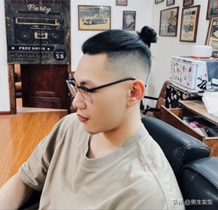 ​男生夏天适合留“两边推短”发型，这3款造型清爽干净，谁剪谁帅
