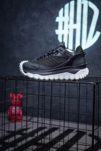 ​恳请莆田阿迪耐克鞋退出！巴黎街头横飞，画面太辣眼，就这还直播