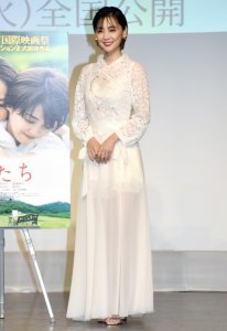 ​仓科加奈 穿着透明感十足的裙子