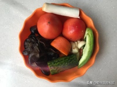 ​西红柿鸡蛋打卤面这样做，这卤子五颜六色的真好看！