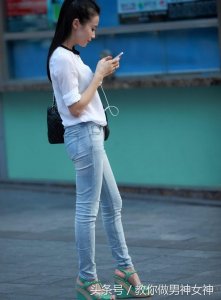 ​街拍：白色紧身裤虽好，但牛仔紧身裤提臀效果更佳