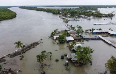 ​1998年大洪水，乡亲们跪地哭喊：求你们别跳了，房子我们不要了