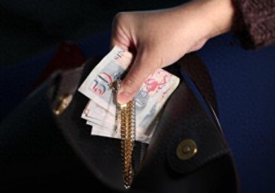 ​家中经济困难又被网恋对象要钱，菲佣偷雇主逾16万元金饰现金